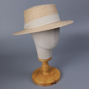 Chapeau de soleil classique en raphia à bord plat avec ruban crème pour plage et vacances
