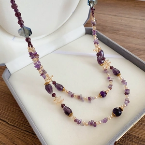 Detailansicht der mehrlagigen Amethyst- und Bernsteinkristall-Perlenkette im Boho-Stil