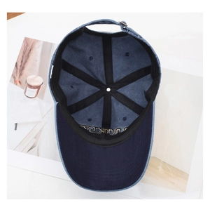 Détails intérieurs de la casquette en denim bleu foncé avec coutures et broderies de qualité