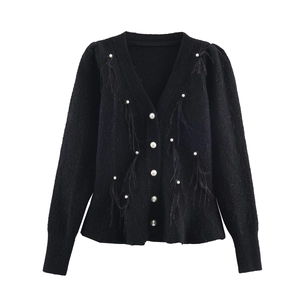 Cardigan in maglia nera con scollo a V, bottoni di perle e dettagli in frange di piume