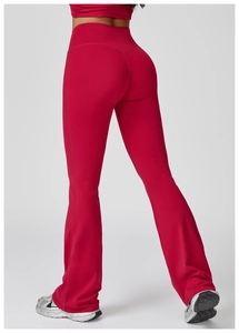 Vue arrière du pantalon de yoga évasé rouge à taille haute avec coupe sculptante et douce
