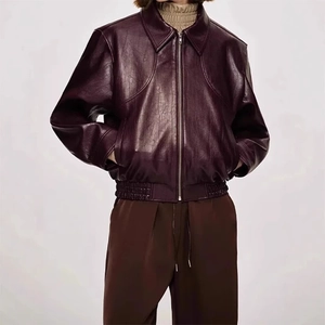 Détail de la veste en cuir bordeaux foncé avec ourlet élastique et fermeture éclair