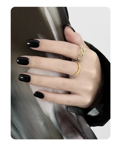Close-up of S925 sterling silver ring with gold and silver thorn-shaped wrap design
