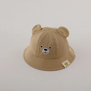 Détail du chapeau bob kaki pour bébé avec oreilles en 3D et broderie d'ours mignonne