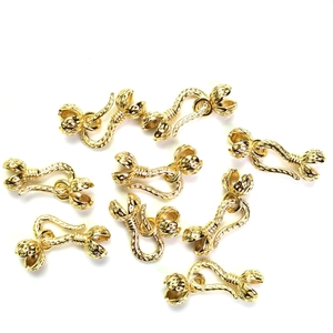 Dettaglio dei ganci a S placcati oro 14K a forma di bocciolo per creare collane
