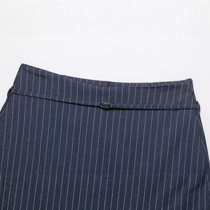 Gonna pantalone a righe blu scuro con cintura e fibbia in metallo su sfondo bianco