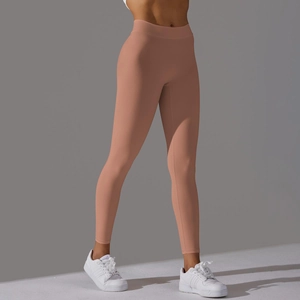 Détail du legging de yoga taille haute rose poudré en tissu élastique doux pour la peau