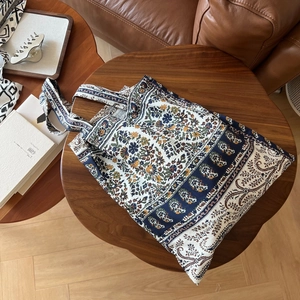 Détail d'un sac cabas en lin bohème avec motifs floraux vintage et grande contenance