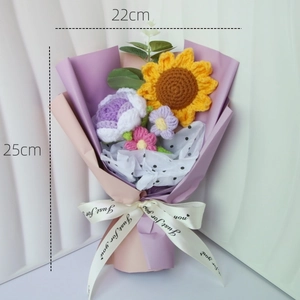 Detail showing handcrafted crochet sunflower and rose bouquet with size labels 22x25cm