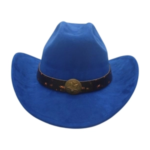 Détail d'un chapeau de cowboy bleu en suédine avec bande en cuir et badge étoile en bronze