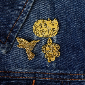 Lot de 3 broches vintage en laiton avec chat, colibri et serpent sur veste en jean