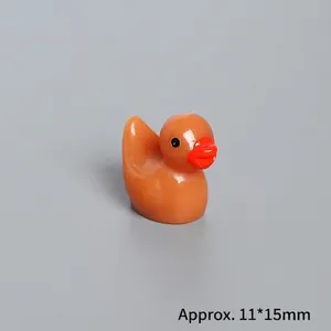 Detailaufnahme einer mini orangen Entenfigur aus Harz mit Maßen von ca. 11x15mm