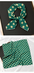 Détail d'un foulard en soie vert à pois beige en versions nouée et à plat