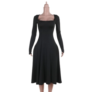 Détail d'une robe mi-longue à encolure carrée et jupe évasée sur un mannequin de mode