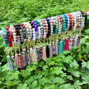 Bunte Silikon- und Holzperlen-Armband-Schlüsselanhänger mit Lederquasten und Goldring