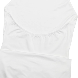 Detailaufnahme von weißem Stretchstoff und Nähten an diesem Neckholder-Jumpsuit