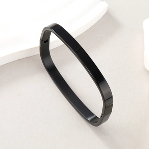 Dettaglio di un bracciale rigido quadrato in acciaio inossidabile nero con chiusura a cerniera