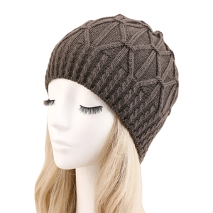 Dunkelbraune Strickmütze für Damen und Herren mit geometrischem Muster auf Weiß