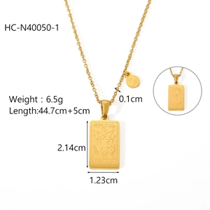 Détails du collier zodiaque Capricorne doré montrant les deux faces et dimensions