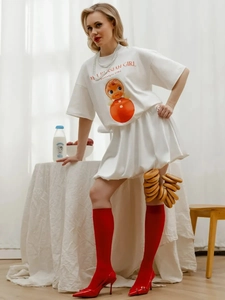 Κοντινό πλάνο λευκού βαμβακερού T-shirt με τύπωμα ρωσικής κούκλας και γράμματα