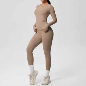Dettaglio del set yoga tinta unita con fori per i pollici e leggings sportivi a vita alta