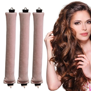 Set de 3 bigoudis sans chaleur en velours rose avec modèle montrant des cheveux ondulés