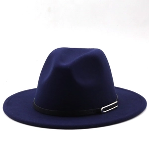 Détail d'un chapeau fedora en feutre bleu marine avec ruban en cuir noir et boucle en métal