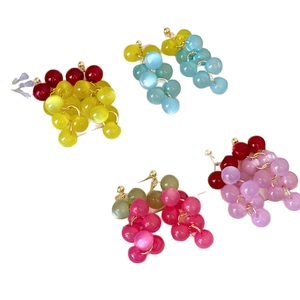 Boucles d'oreilles grappes de raisin avec perles en résine colorées et tiges en argent
