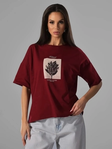 Λεπτομέρεια μπορντό βαμβακερού t-shirt με τύπωμα φύλλων δάφνης και γραφικό κείμενο