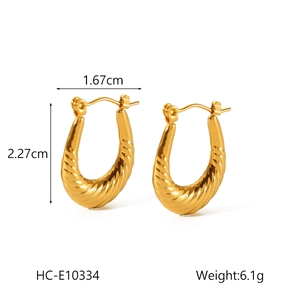 Vue détaillée des boucles d'oreilles en acier inoxydable 18K en forme de U avec texture spirale