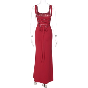 Détail du design dos nu élégant avec bretelles rouges croisées et nœud sur la robe longue