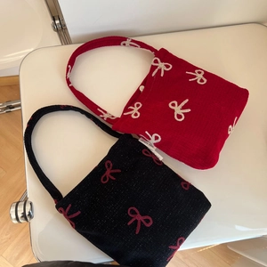 Détails de sacs tricotés avec broderie nœud et texture aux reflets brillants