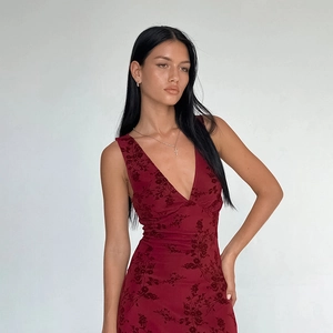 Détail d'une robe longue sans manches rouge foncé avec col en V et motif floral sombre