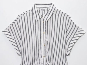 Dettaglio del colletto della camicia a righe in lino con etichetta ZEDERI e taglia S