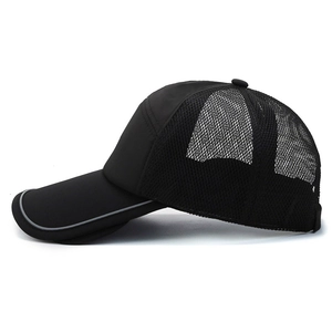 Casquette de baseball noire avec mesh respirant et détails réfléchissants