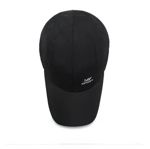 Vista dall'alto di un cappellino sportivo nero con rete traspirante e logo H SPORT