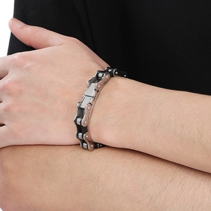 Dettaglio del bracciale stile catena di bicicletta industriale in acciaio argento e nero