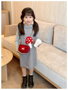 Détail d'un mini sac à bandoulière en velours rouge avec chaîne pour fillettes