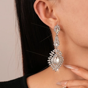 Boucles d'oreilles pendantes fleurs et gouttes d'argent avec cristaux brillants pour femme