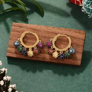 Boucles d'oreilles créoles avec perles de zircon colorées sur anneau doré élégant