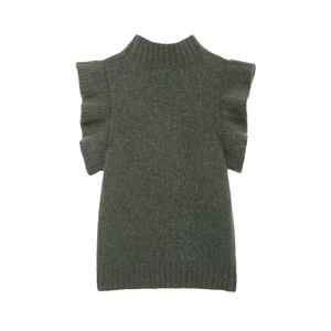 Gilet in maglia verde muschio con collo alto e maniche con volant su fondo bianco