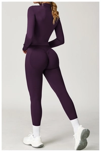 Detailansicht des lila Yoga-Sets mit Slim-Fit-Jacke und Leggings mit Push-up-Effekt am Gesäß