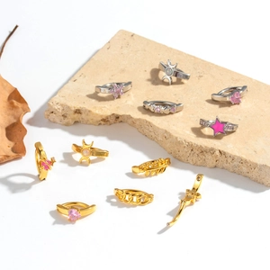 Detaillierte Anzeige von Bauchpiercings in Gold und Silber mit Opalen und Schmucksteinen