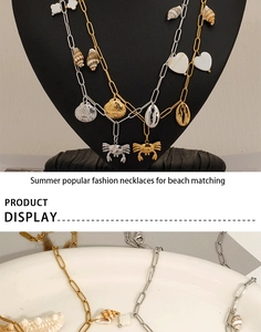Vue détaillée des colliers de style océan en or et argent avec pendentifs crabe et coquillage