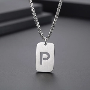 Gros plan d'un collier pendentif lettre P argentée avec finition en acier brossé poli