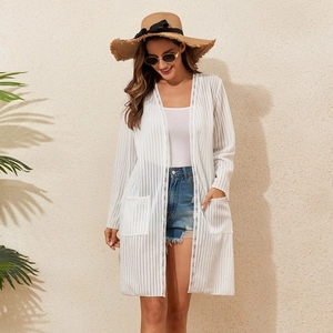 Veste de plage femme en maille ajourée blanche rayée avec dentelle et poches