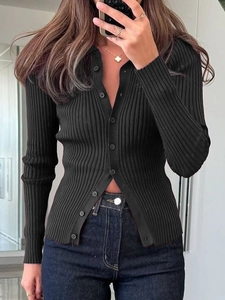 Vista dettagliata del cardigan nero in maglia con trama a coste e bottoni