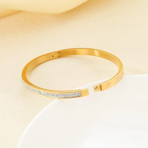 Bracciale ovale placcato oro 18k con pavé di diamanti e chiusura in acciaio inox