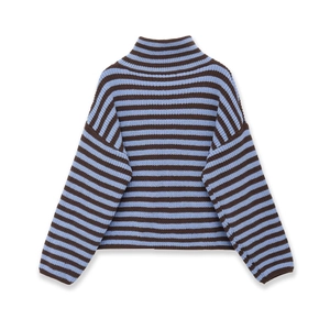 Détails du pull rayé marron et bleu avec col montant et finitions en maille côtelée