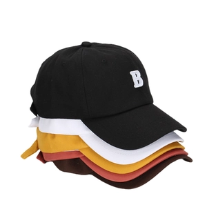 Berretti da baseball in cotone con ricamo B disponibili in cinque colori differenti